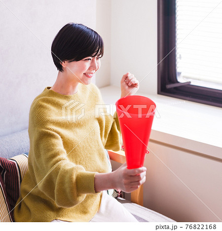 スポーツをテレビ観戦する若い女性 【 コロナ禍 ニューノーマル】 スポーツをテレビ観戦する若い女性 【 コロナ禍 ニューノーマル】 76822168