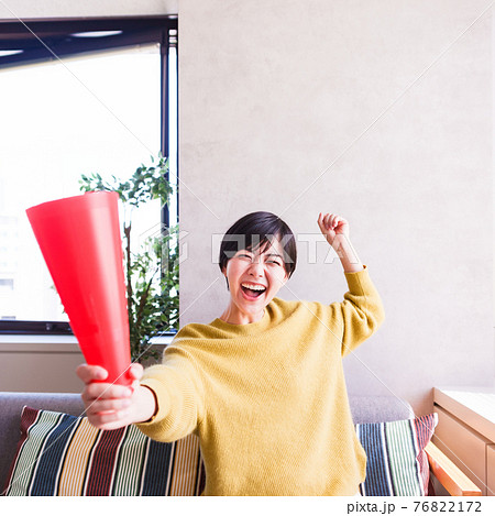 スポーツをテレビ観戦する若い女性 【 コロナ禍 ニューノーマル】 スポーツをテレビ観戦する若い女性 【 コロナ禍 ニューノーマル】 76822172