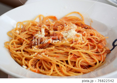 イタリア料理店の、チーズのかかったトマトのスパゲッティ。 76822542
