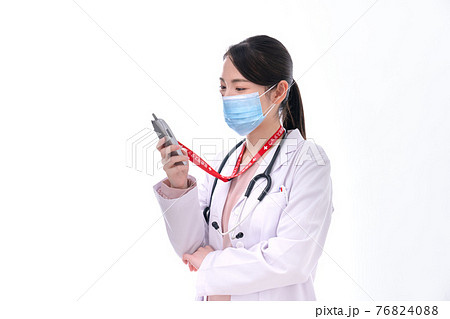 急患の連絡を受ける女性医師 76824088