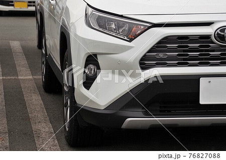 自動車イメージ　トヨタRAV4のフロント部 76827088