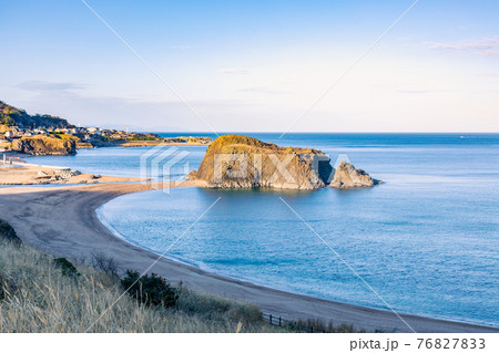 朝日を浴びる立岩 朝日を浴びる立岩 76827833