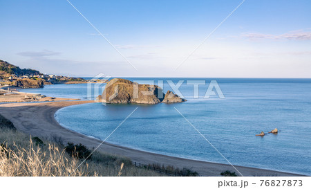 朝日を浴びる立岩 朝日を浴びる立岩 76827873