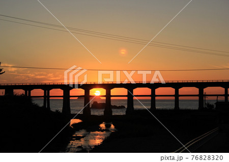 山口県　惣郷鉄橋と夕日 76828320
