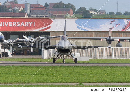 オランダ空軍F-16AMデモチーム滑走路進入 76829015