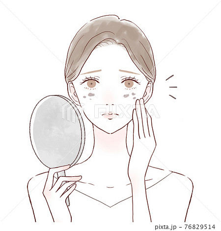 顔のシミを気にする女性 76829514