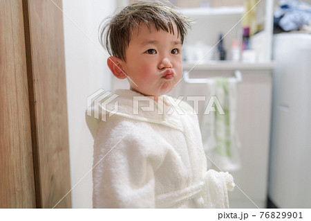 お風呂上がりにバスローブを着た子供の写真素材
