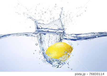 水中に落としたレモン 水中に落としたレモン 76830114