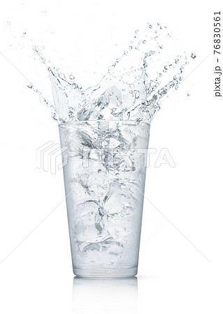 グラスに落下した氷。水しぶきの上がった瞬間のテクスチャー 76830561