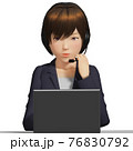 ノートパソコンでテレワークするビジネスウーマン 76830792