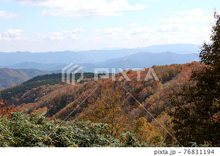 氷ノ山山頂までの登山道から見える紅葉に染まる尾根と近隣の山々 氷ノ山山頂までの登山道から見える紅葉に染まる尾根と近隣の山々 76831194
