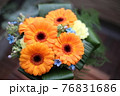 オレンジのガーベラの花束 76831686
