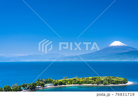 《静岡県》富士山と新緑の大瀬崎 76831719