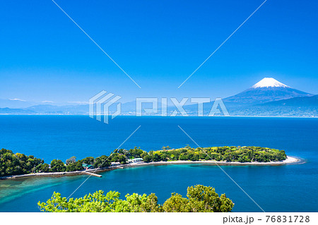 《静岡県》富士山と新緑の大瀬崎 76831728