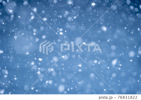 雪が降るイメージ 雪が降るイメージ 76831822