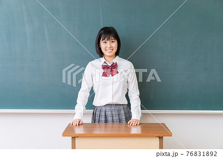 笑顔の学生　教室　黒板 76831892