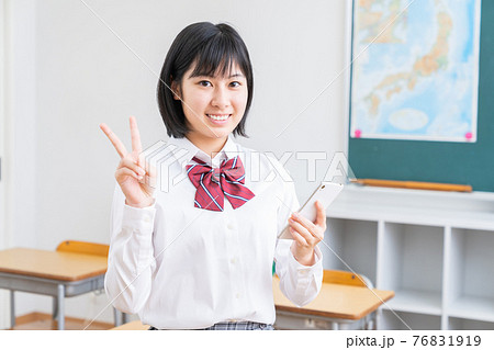 女子学生　スマホ　教室 76831919