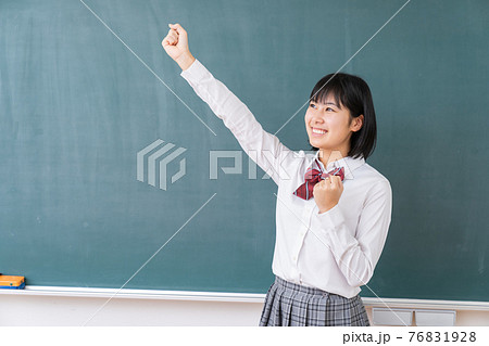 笑顔の学生 教室 黒板 笑顔の学生 教室 黒板 76831928