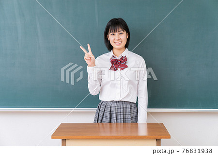 笑顔の学生 教室 黒板 笑顔の学生 教室 黒板 76831938