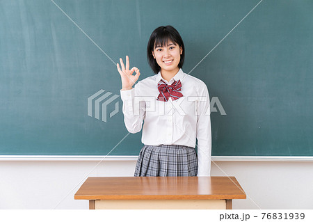 笑顔の学生 教室 黒板 笑顔の学生 教室 黒板 76831939