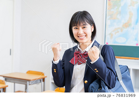 笑顔の女子学生　教室　カバン 76831969