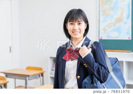 笑顔の女子学生　教室　カバン 76831970