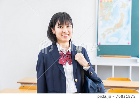 笑顔の女子学生 教室 カバン 笑顔の女子学生 教室 カバン 76831975