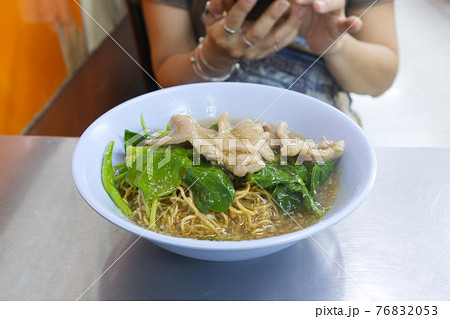 Crispy noodle in thick gravy with pork and chinese kale 76832053