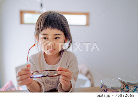 悲しそうな表情の女の子 76832068