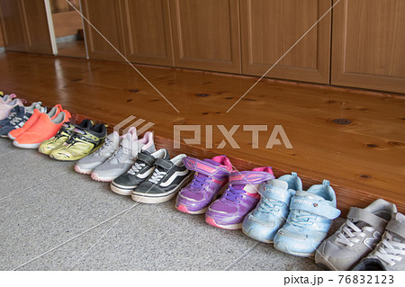 並んだ靴 76832123