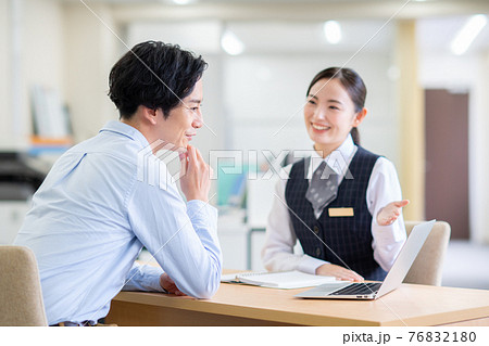 若い男性の相談を受けるビジネスウーマン　 76832180