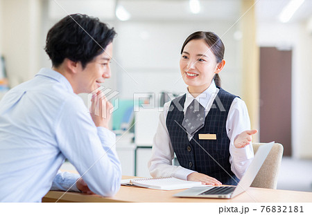 若い男性の相談を受けるビジネスウーマン 若い男性の相談を受けるビジネスウーマン 76832181