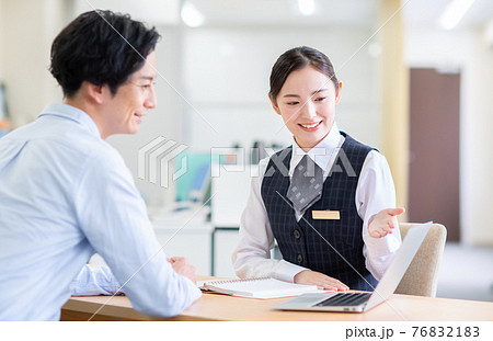 若い男性の相談を受けるビジネスウーマン　 76832183