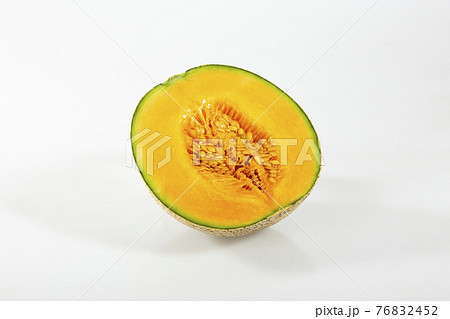 半分にした赤肉メロン 76832452