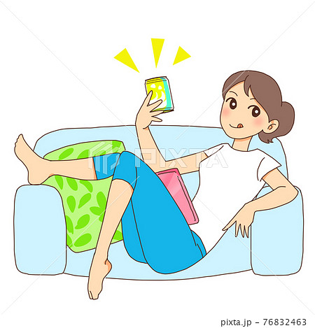 家飲みする女性 76832463