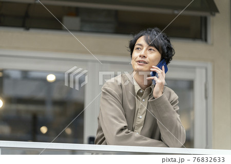 スマートフォンで通話する30代の男性 76832633