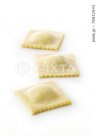 ラビオリ 生パスタ 完成品 白背景 ラビオリ 生パスタ 完成品 白背景 76832645