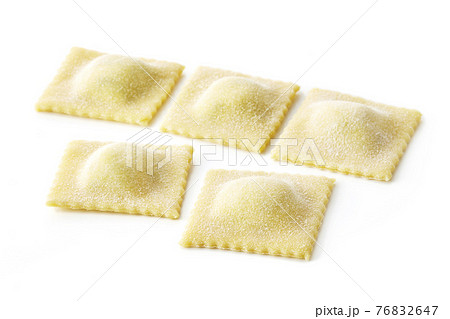 ラビオリ 生パスタ 完成品 白背景 ラビオリ 生パスタ 完成品 白背景 76832647