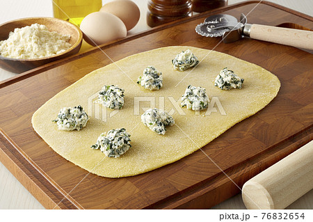 ラビオリの調理シーン 1/4 ラビオリの調理シーン 1/4 76832654