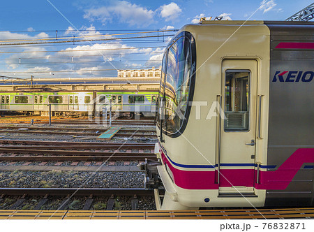 京王線　新宿行き　高幡不動駅　高幡不動駅ホーム 76832871
