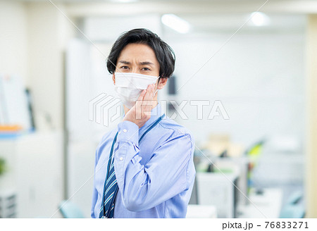 オフィスでマスクをするビジネスマン 76833271