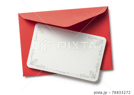 空白のメッセージカードと赤い封筒 76833272