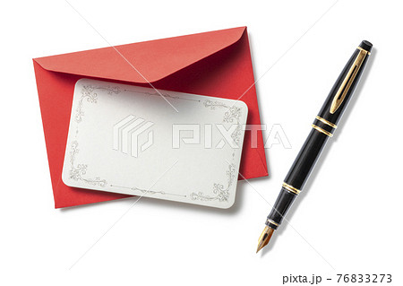空白のメッセージカードと赤い封筒、万年筆 76833273