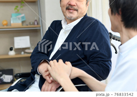 会話をする白髪のシニア（中高年）男性 76833542