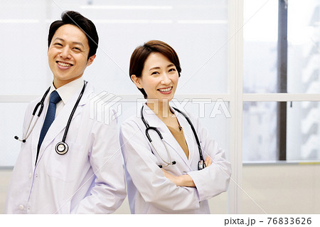 男女の医師のポートレート 76833626