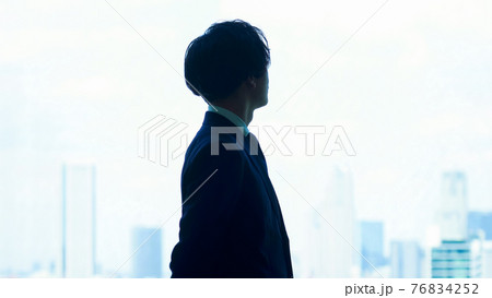 窓の外を見るビジネスマン 76834252