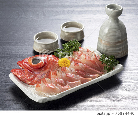 日本酒と金目鯛の刺身 炙り の写真素材