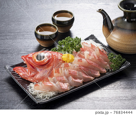 日本酒と金目鯛の刺身 炙り の写真素材