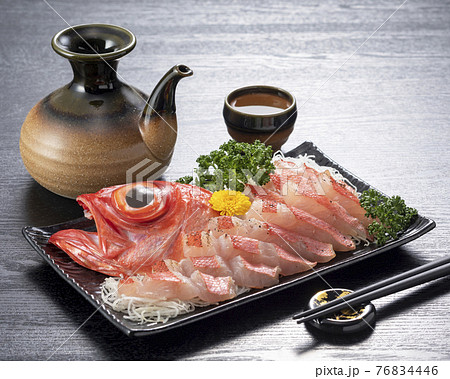 日本酒と金目鯛の刺身 炙り の写真素材