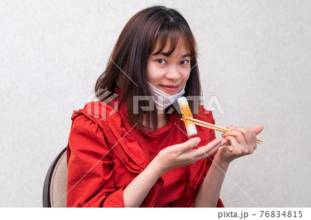 マスク会食をする若い女性 76834815
